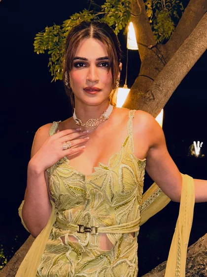 The effortlessly chic Kriti Sanon makes heads turn in a contemporary diamond choker, perfect for an evening celebration. Her look is modern, elegant, and utterly radiant.