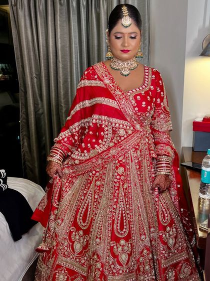 This bride wanted a look that felt true to her. I created a classic bridal style that celebrated her skin tone, with shimmery eyes as the highlight of the look.