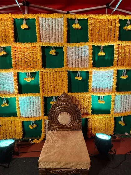 A classic Haldi ceremony backdrop. We created a checkerboard pattern using fresh marigold and tuberose flowers, creating a vibrant and traditional photo corner that’s perfect for capturing the joy of the occasion.