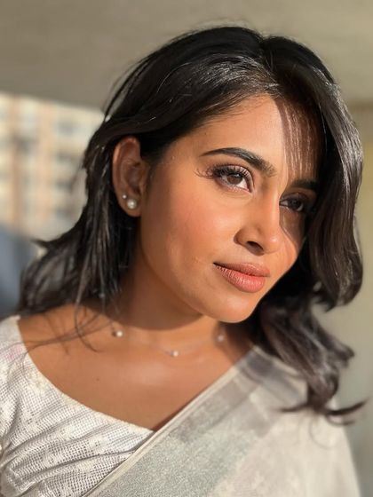 The golden hour light hitting this dewy, skin-like makeup is just magical. This is the kind of glow I love to create.