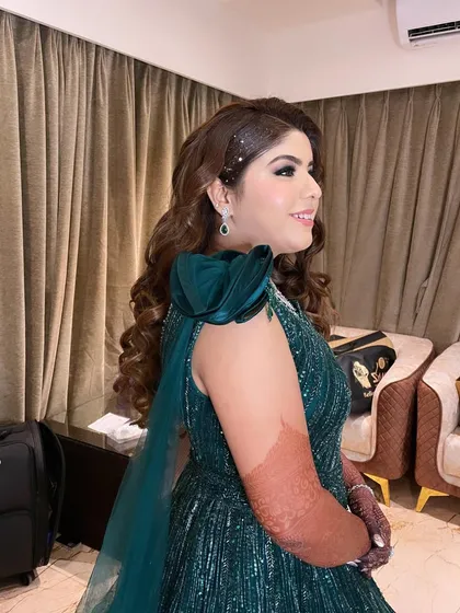 My beautiful client Hani was all glammed up for her Sangeet in this emerald green gown. I created a classic smokey eye with a hint of glitter and a perfectly contoured base to give her a dramatic and unforgettable look.
