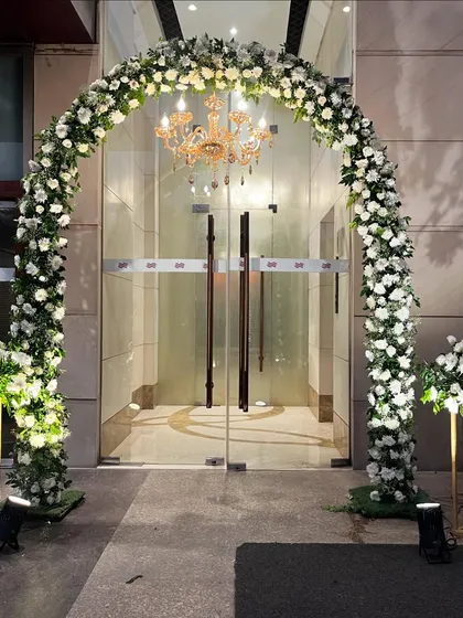 A beautiful floral arch at the main door of the venue. I ensure the decor begins from the very first point of entry.