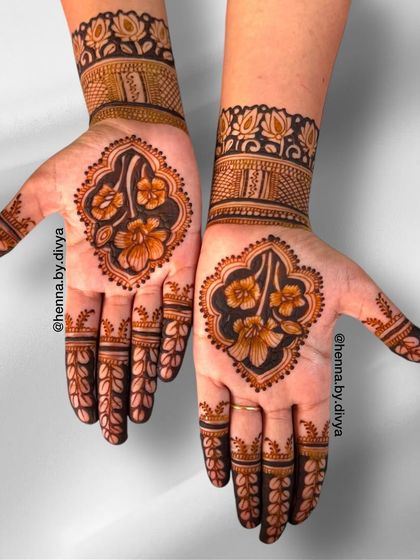 Elegant Back Hand & Minimalist Art photo 20