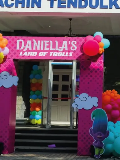 Another shot of the impressive Trolls party entrance, a perfect welcome for a day of fun and music.