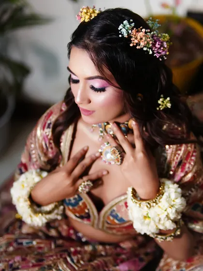 A close-up on the details. The floral jewelry and bright makeup are key elements for a perfect Mehendi look, which I cover in my pro course.