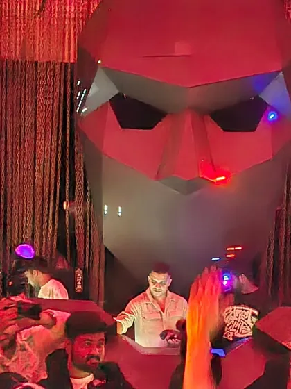 Another angle from the cocktail party at Mansion, Sahara Star. The giant face sculpture and red lighting created an intense and memorable party environment.