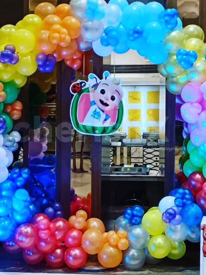 This Cocomelon themed balloon ring makes for a fantastic photo booth. The circular arch is decorated with rainbow balloons and features the main character right in the center.