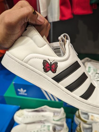 A quick and simple butterfly custom on a pair of Adidas slip-ons for a customer at the live event.