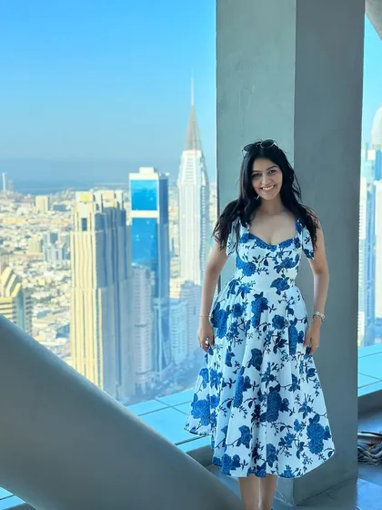 Another picture in the beautiful floral dress against the Dubai skyline. I help you pick outfits that will look amazing in your vacation photos.