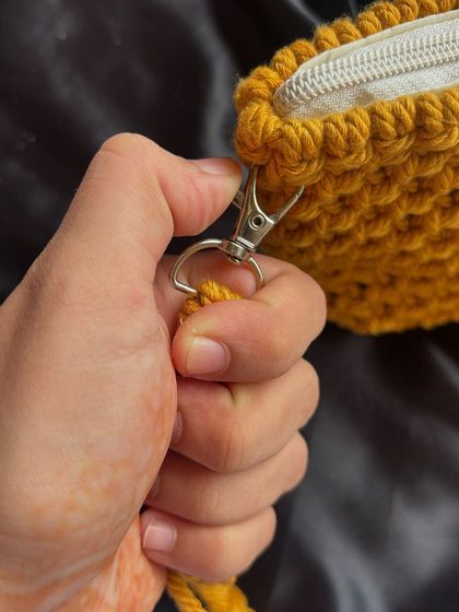 We use high-quality hardware on our bags, like this sturdy metal clasp for the detachable strap. It ensures your bag is secure and long-lasting.