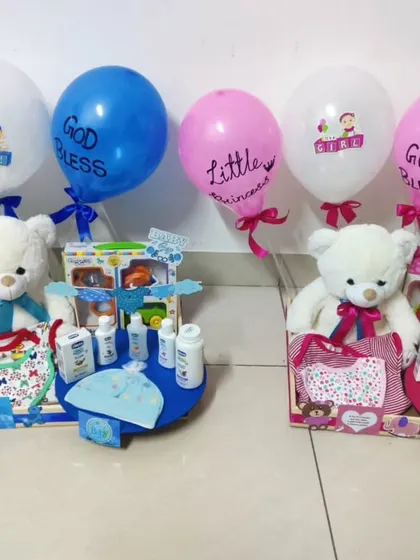 Double the joy! I designed this special set for twins, with a blue-themed hamper for the little prince and a matching pink one for the little princess. Each one is filled with essentials like skincare sets, toys, and clothes.