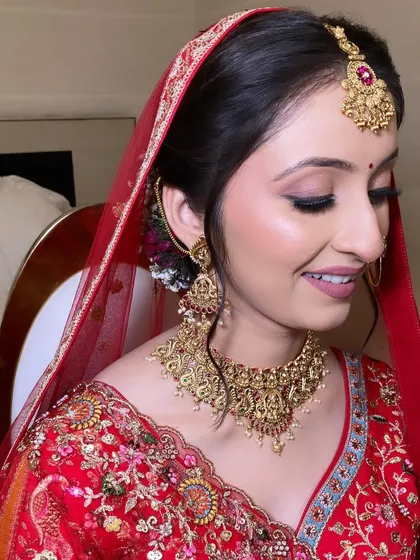 Spotlight on fresh, dewy, minimal bridal makeup. This look is all about enhancing natural beauty for a clean and radiant finish.