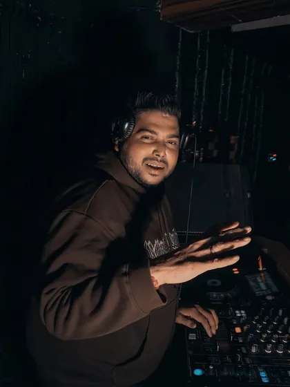 A smiling shot from a Christmas party. Even when focused on the mix, I'm always feeling the joy of the event.