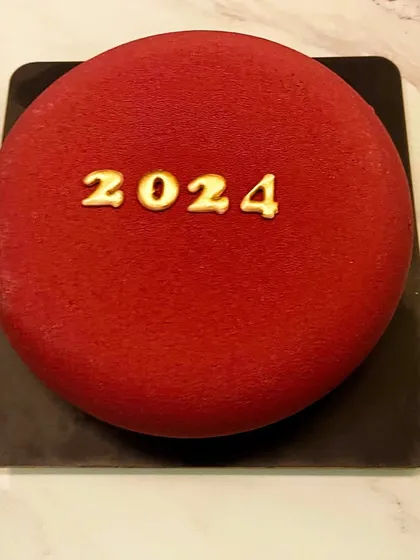 Welcoming 2024 with this gorgeous red velvet entremet. Inside are layers of raspberry compote, vanilla crème brûlée, and dark chocolate on a chocolate sable base.
