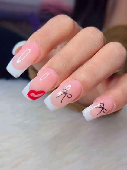 A close-up of the hand-painted bow and lip art on this custom French set.