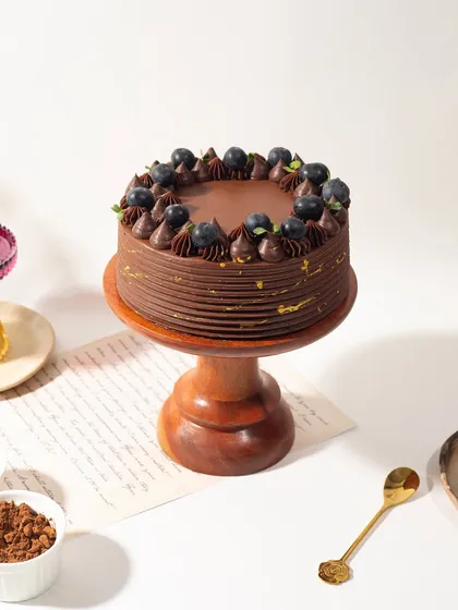 Another angle of my chocolate and berry cake, ready to be the star of your dessert table. It's a simple concept, executed perfectly.