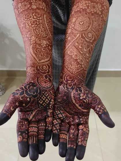 When you follow my aftercare tips, this is the perfect stain you can achieve. The color is incredibly deep and even, making the intricate Indian bridal design look absolutely flawless.