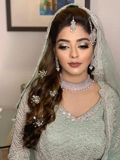 Farheen looking graceful and elegant for her Walima reception. The makeup is sophisticated and timeless.