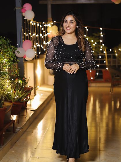 A black monochromatic look, pearls, and soft curls. This combination is classic, chic, and effortlessly glamorous, perfect for an evening party or a special occasion.