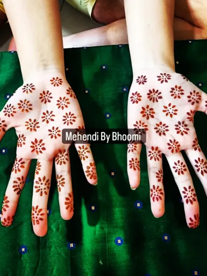 This client wanted something simple and aesthetic, so I created this pattern of tiny flowers scattered all over her palms. It's a very delicate and modern look that's super trendy.