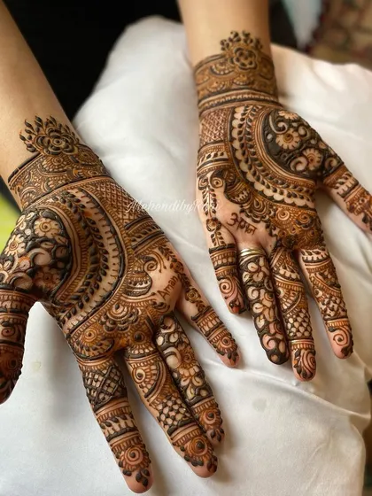 This design features bold, circular motifs on the palms and back of the hands. The patterns are inspired by the work of Hayat, with a focus on strong lines and contrast.