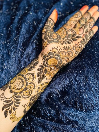 A close-up of the intricate details in this Dubai-style mehendi. The shading on the flowers and leaves is what makes it pop.