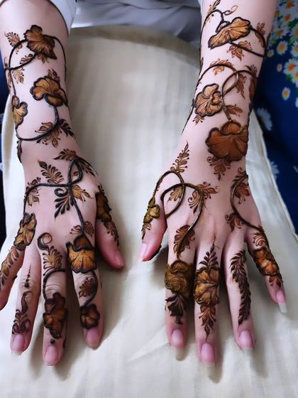 Hajira Mehendi Artist - Mehndi Artist Services Modern & Minimalist Designs photo 11