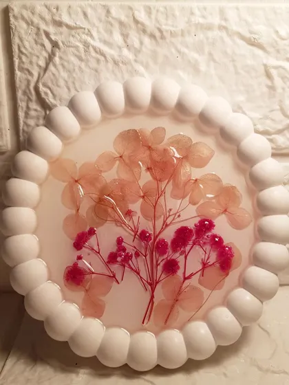 We experimented with resin and created this beautiful floral bubble tray. We embedded dried flowers into the resin, which is then poured into our handmade Jesmonite bubble tray.