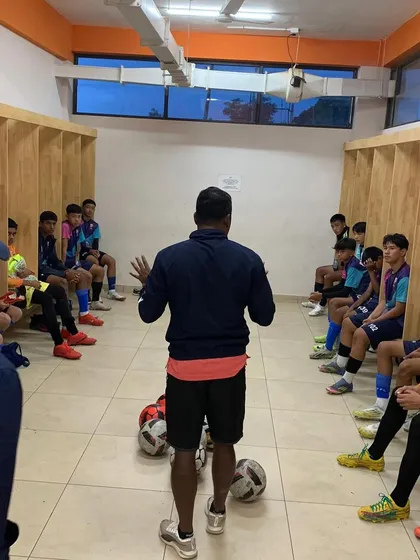 The final moments before kickoff. Our coach delivers a tactical team talk to the U15 squad in the locker room, focusing their minds for the CSE Football League match ahead.