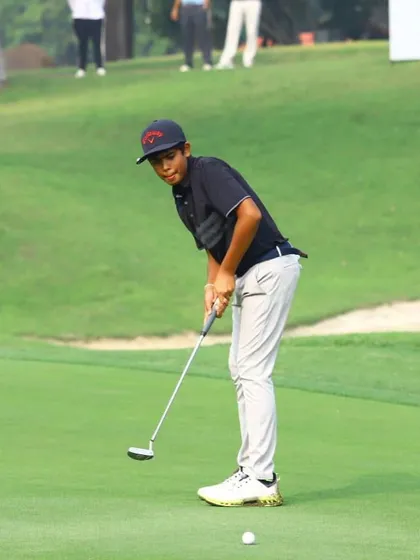 An action shot of Rayirth putting during a successful season at the USKids tour.