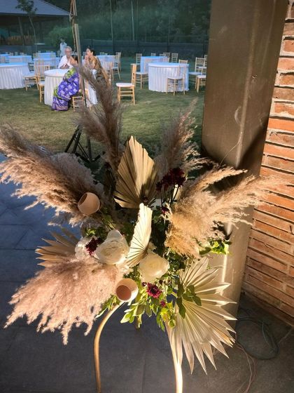 A closer look at the dried floral arrangements. We use a mix of textures and tones, from fluffy pampas to deep burgundy flowers, to create depth and sophistication in our boho designs.