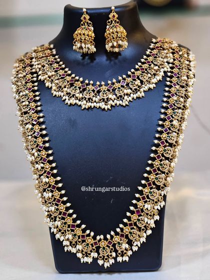 Unique caption for media id 115 describing the specific jewellery and look.