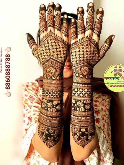 An elegant back-of-hand design with floral and geometric patterns. The way the design covers the hands is both traditional and fashionable.