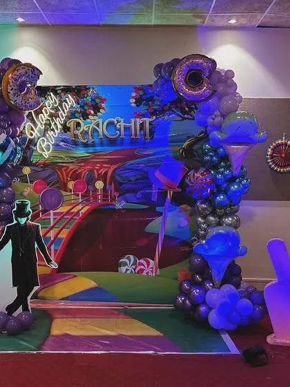 A world of pure imagination with this Charlie and the Chocolate Factory theme. The backdrop depicts the iconic candy river, complete with giant candy props and a Willy Wonka cutout.