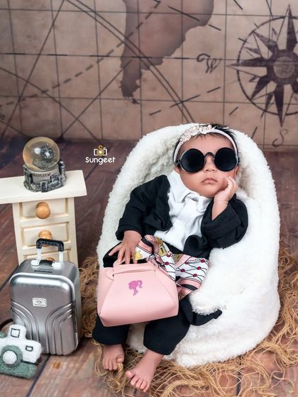 A close-up of our fashionable little traveler. With her mini handbag and sunglasses, she's ready for a shopping trip in Paris or Milan.