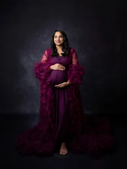 A hopeful and forward-looking pose. The mother-to-be gazes upwards, creating a portrait filled with anticipation and dreams for the future.