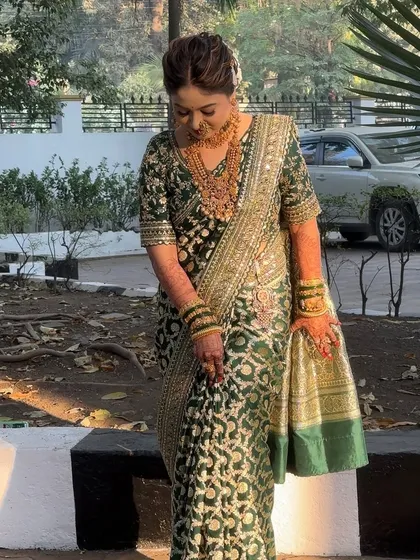 A bride in a classic Shindesahi look, with her hair elegantly styled in a bun adorned with our fresh gajra.