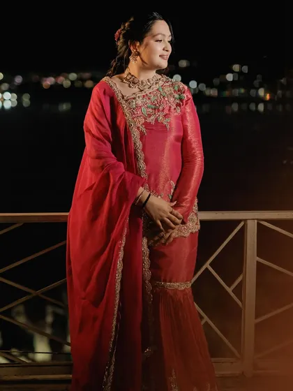 An atmospheric shot of this beautiful client at her Mata ki Chowki. The soft makeup looks stunning against the evening lights, creating a serene and magical feel.