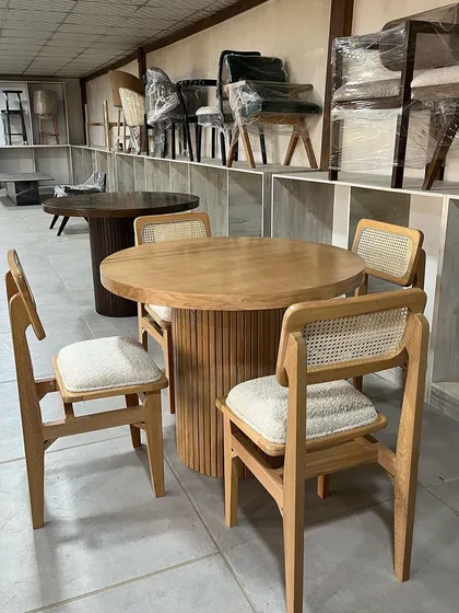 A full view of the four-seater round dining set.