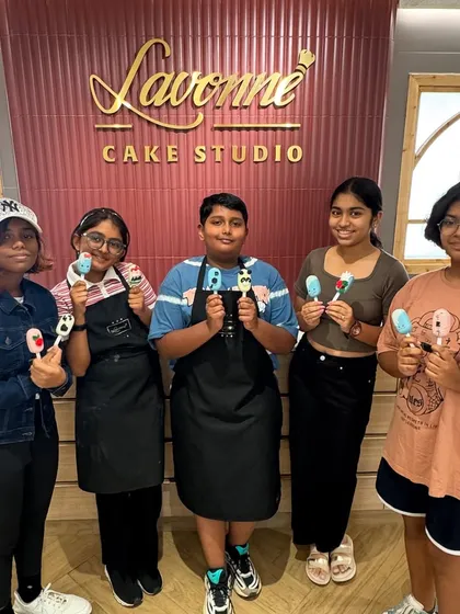 Look at these happy faces! This is what my Kids Baking Camp is all about. I’m so grateful to see our junior chefs proudly showing off the colourful cakesicles they decorated all by themselves. It’s pure joy and sugar!