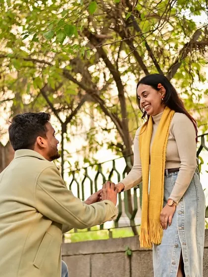 A spontaneous proposal moment during a casual city walk. We encourage natural interactions, capturing genuine surprise and happiness to make your pre-wedding photos feel authentic and full of life.