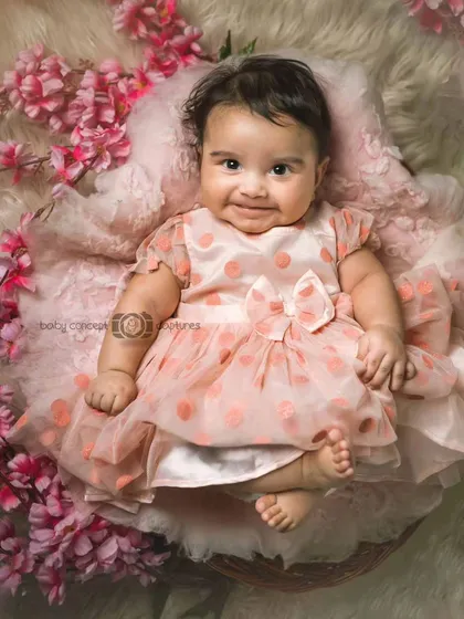 This sweet photo captures the peaceful and content nature of a younger baby. I use soft textures and gentle posing for my infant and newborn sessions.
