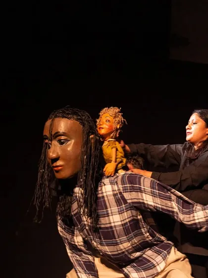 A Lilliputian puppet sits on Gulliver's shoulder, a sign of their growing friendship. The show highlights themes of compassion, love, and true friendship.