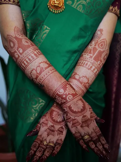The mark of pure, organic henna is the deep, rich stain it leaves behind. This is a fresh stain, which will darken even more over the next 48 hours, showing every intricate detail of the design.