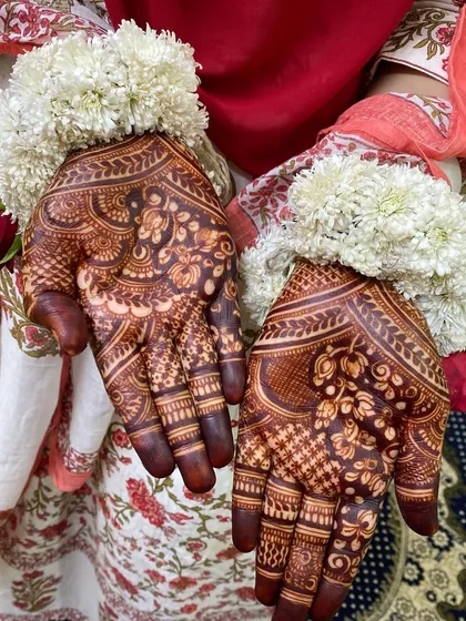 A beautiful stain result on a bride's hands, adorned with fresh flowers. A picture of pure joy and celebration.