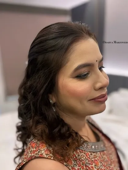 Another angle of this simple and elegant party makeup. The focus is on clean lines and a soft, blended finish.