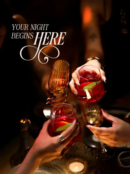 The night begins with a toast. This visual brought the focus to the social heart of the experience, showing the clinking of glasses and the shared moment that marks the start of an unforgettable evening.