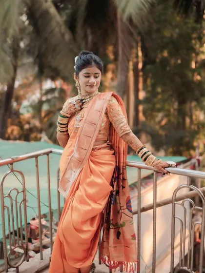 A serene and subtle look for a bride in a Nauvari saree. The makeup is kept minimal to match the elegance of the traditional drape.