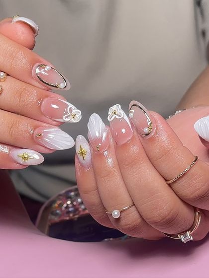 The full view of this stunning white ombre and seashell textured summer manicure.