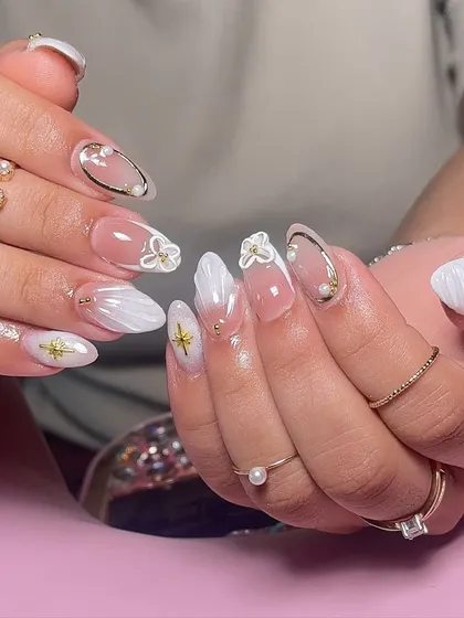 The full view of this stunning white ombre and seashell textured summer manicure.